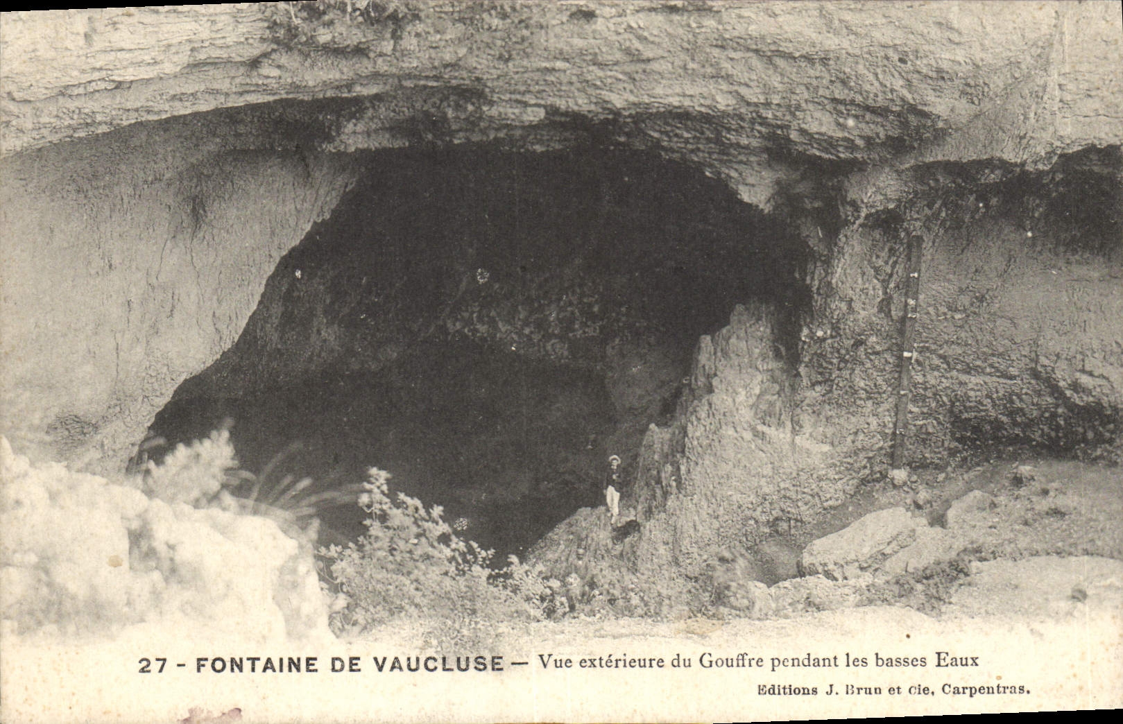 Fontaine de Vaucluse — Vue extérieure du Gouffre pendant les basses eaux — Éditions J. Brun et Cie, Carpentras