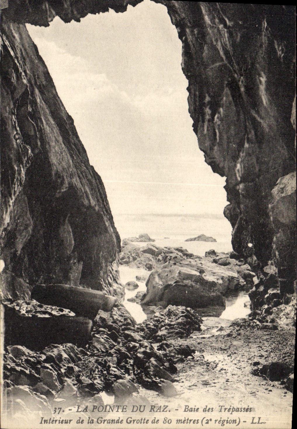 CPA Grotte Grottes La Pointe du Raz Baie des Trepasses Interieur de la grande grotte  