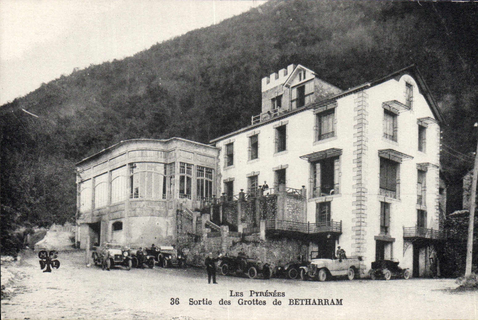 CPA Grotte Sortie des Grottes de Betharram Automobile  