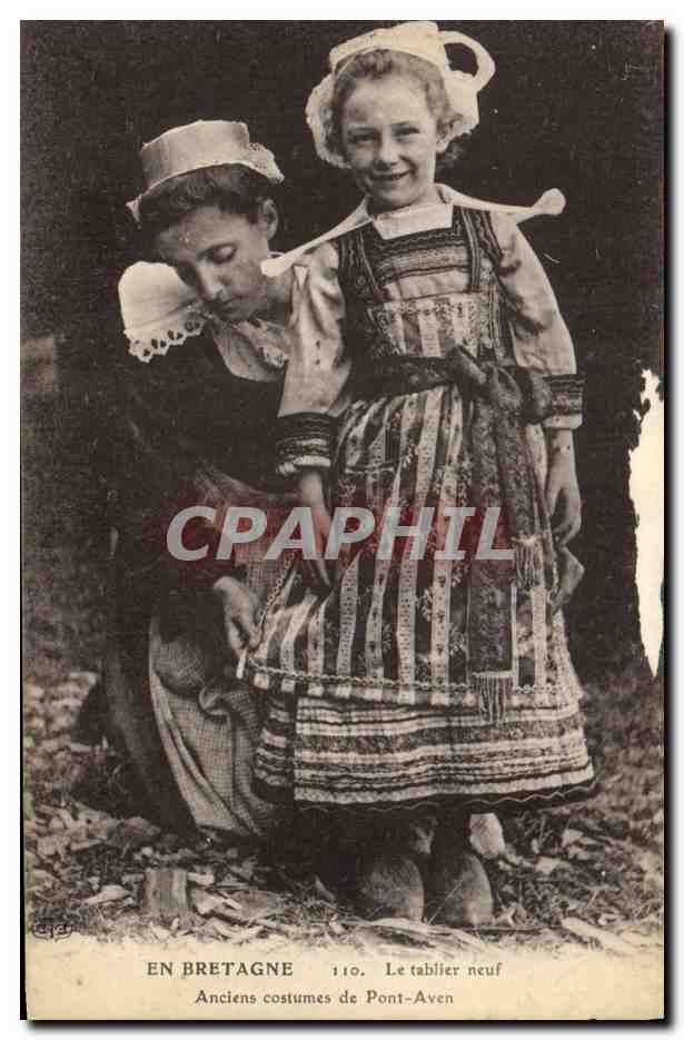 CPA Folklore Bretagne Le tablier neuf Anciens costumes de Pont Aven Enfant
