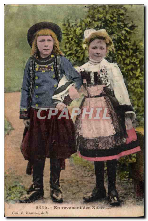 Deux jeunes filles en costume traditionnel — En revenant des Noces — Coll. E. Hamonie, St-B.