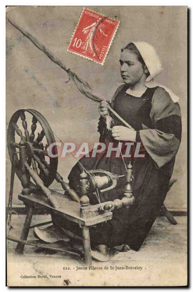 CPA Folklore Jeune fileuse de St Jean Brevelay