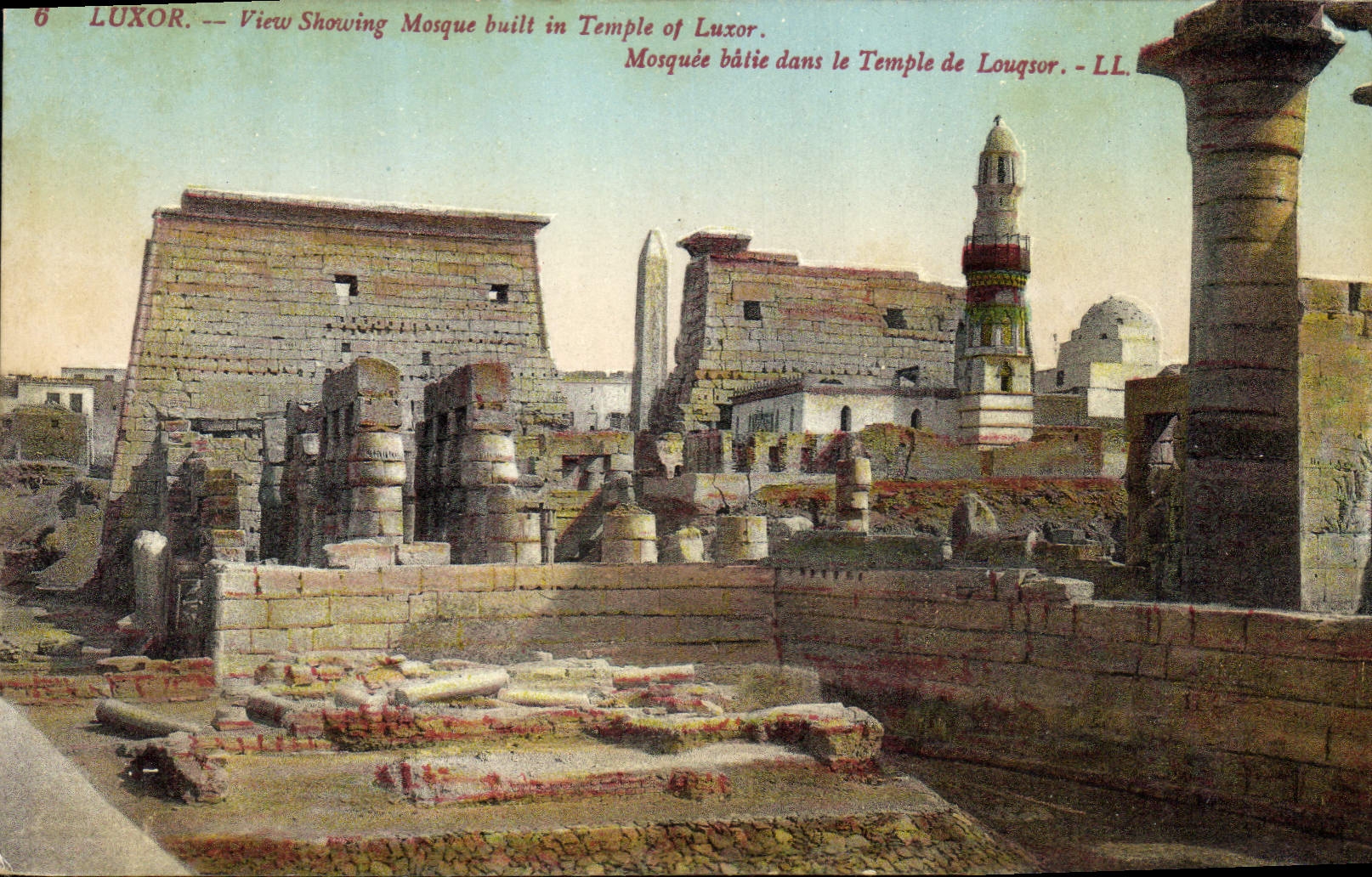 Luxor — Vue montrant la mosquée bâtie dans le temple de Louxor — LL
