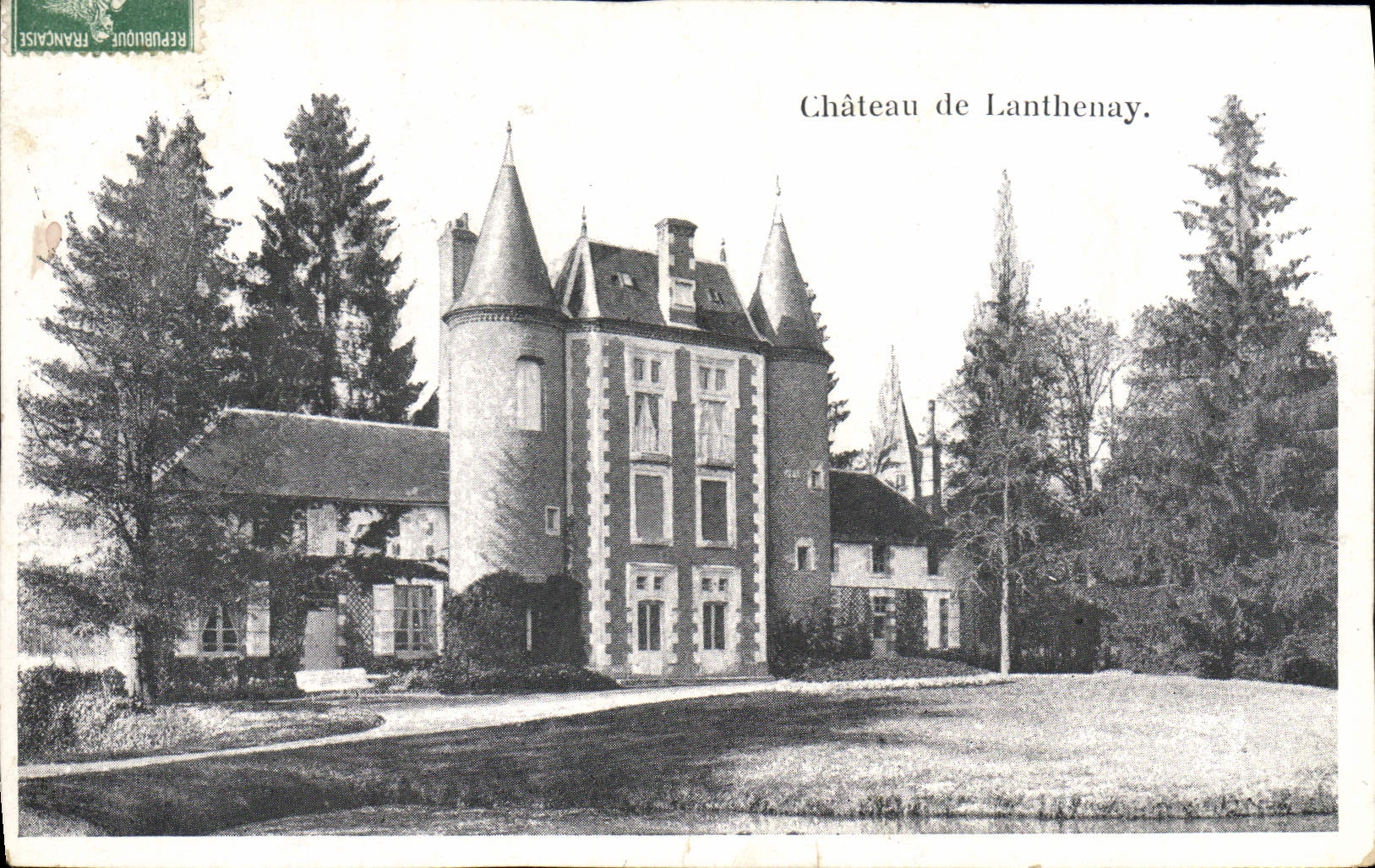 Château de Lanthenay — vue du château avec ses tours coniques — éditeur inconnu, n° de série non visible