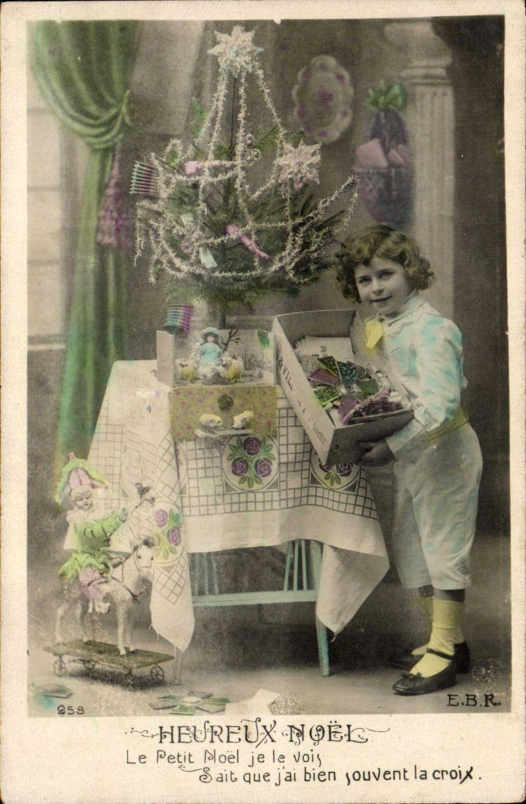 Enfant près d'un sapin de Noël — E.B.R. n° 258