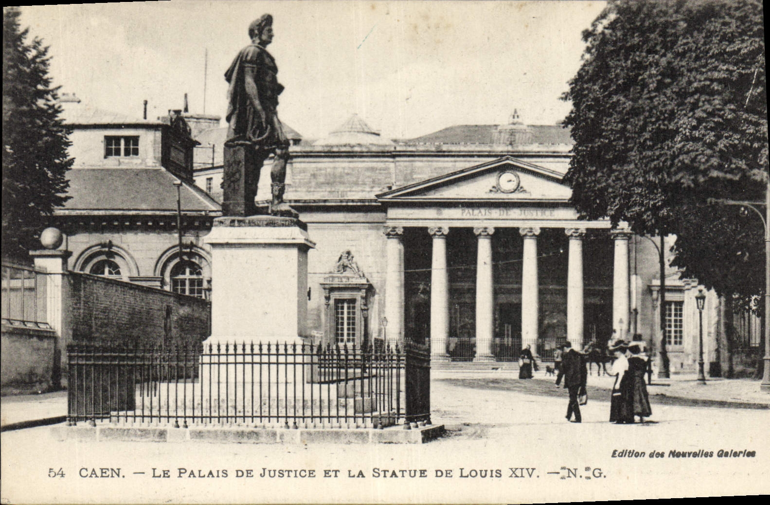 CPA Palais de Justice et la statue de Louis XIV Caen