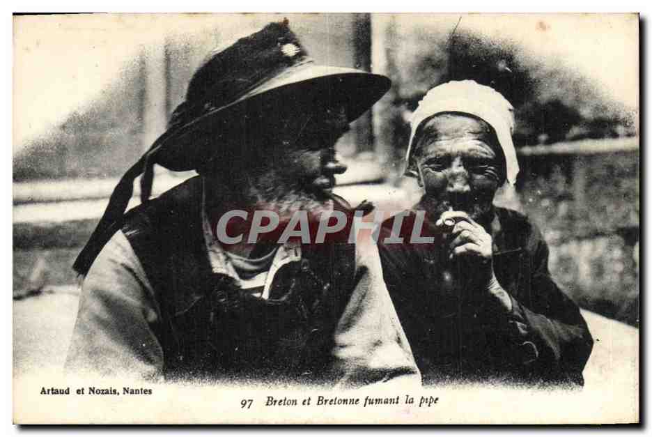 CPA Folklore Breton et Bretonne fumant la pipe