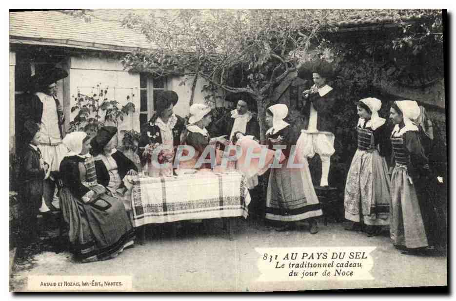CPA Folklore Au pays du Sel Le traditionnel cadeau du jour de noce Mariage 