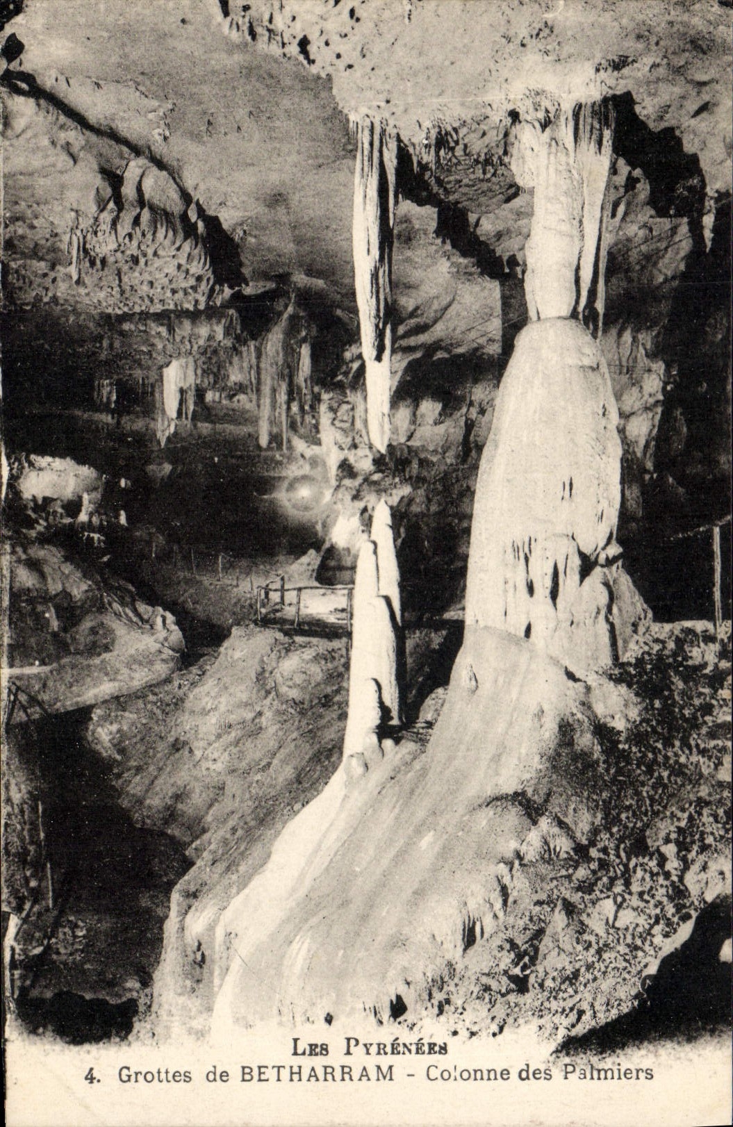CPA Grottes de Betharram Colonne des palmiers Grotte 