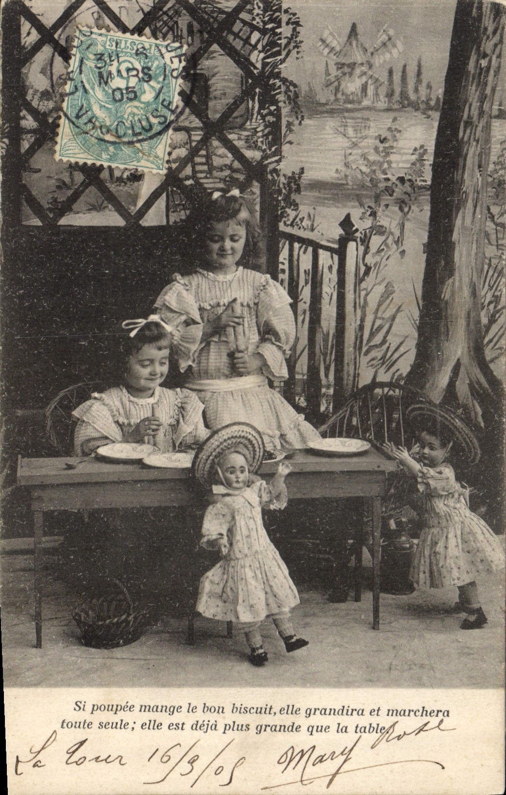 Enfants jouant avec une poupée — scène de jardin — éditeur V. Clusse, n° 381