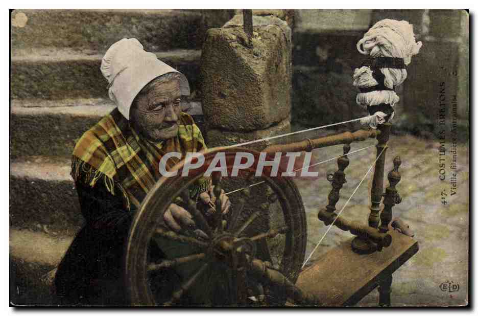 CPA Folklore Vieille filandiere Antrainaise 