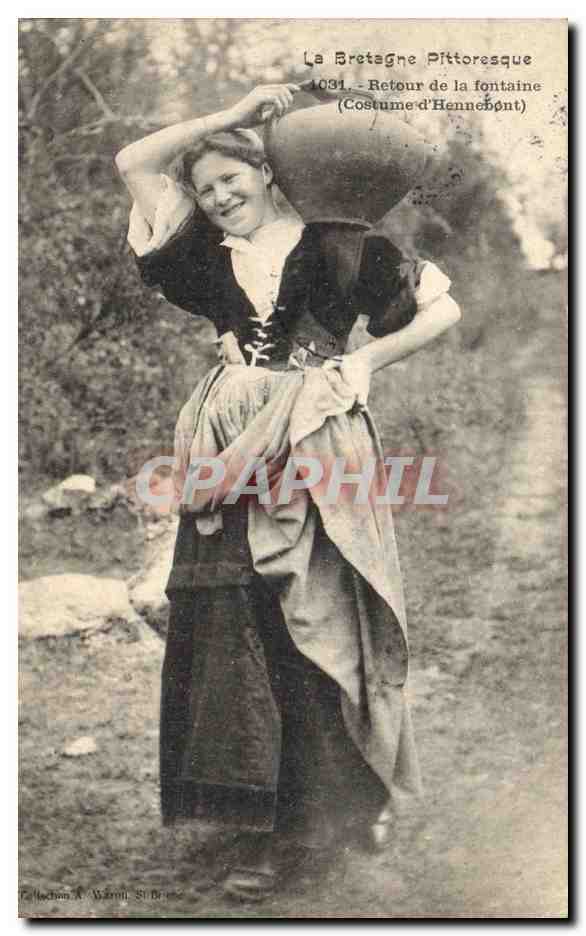 CPA Folklore Retour de la fontaine Costume d'Hennebont