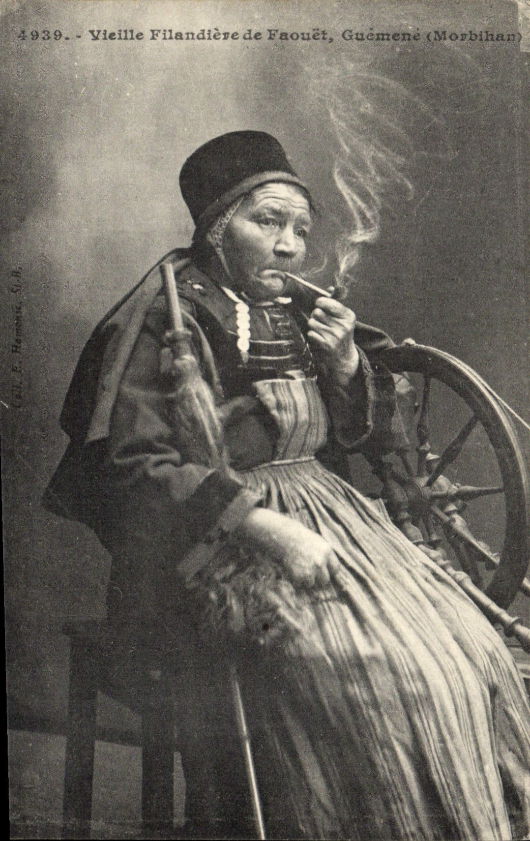 CPA Folklore Vieille filandiere de Faouet Guemene Morbihan