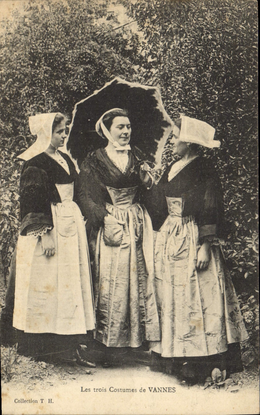 CPA Folklore Les trois costumes de Vannes 