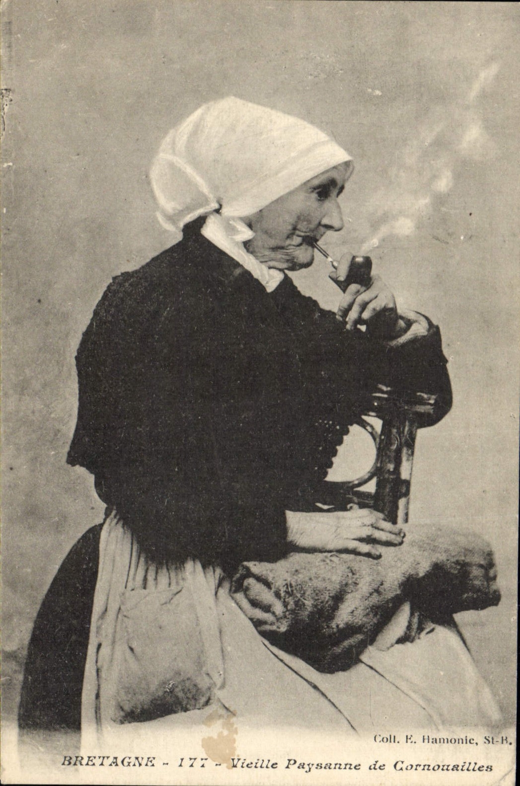 CPA Folklore Vieille paysanne de Cornouailles