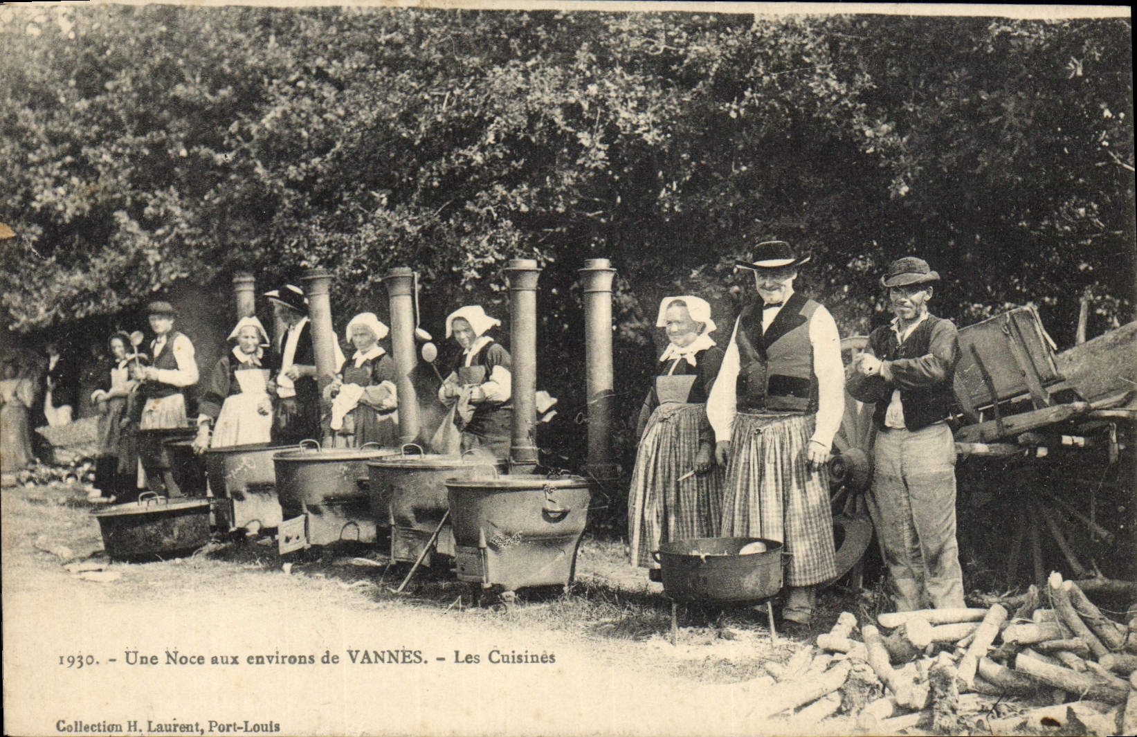 Une Noce aux environs de VANNES - Les Cuisinés — Collection H. Laurent, Port-Louis
