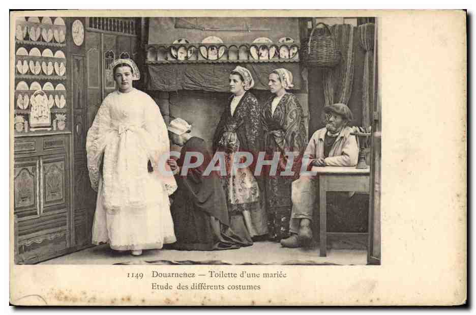 CPA Folklore Douarnenez Toilette d'une mariee Mariage 
