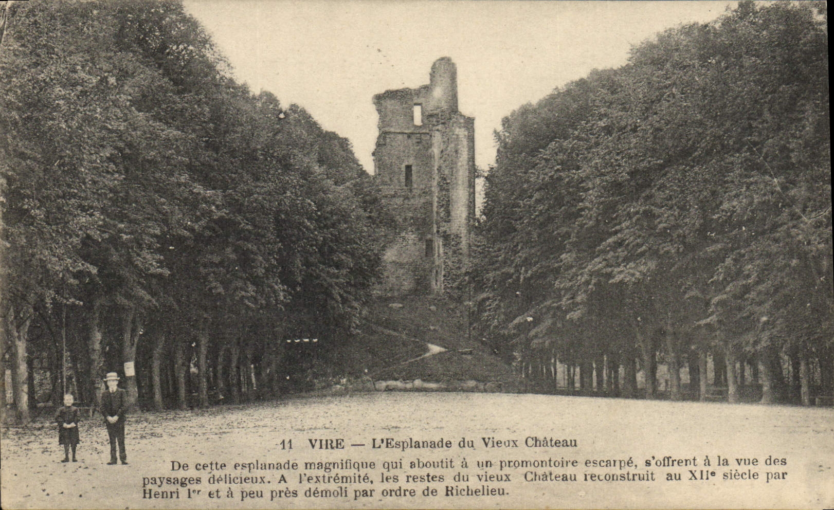 CPA Vire L'esplanade du vieux Chateau 