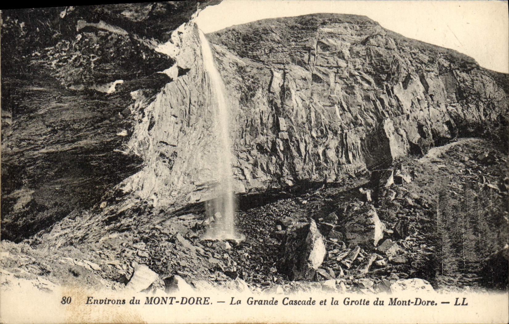 CPA Grotte Grottes Environs du Mont Dore La grande cascade et la grotte du Mont Dore