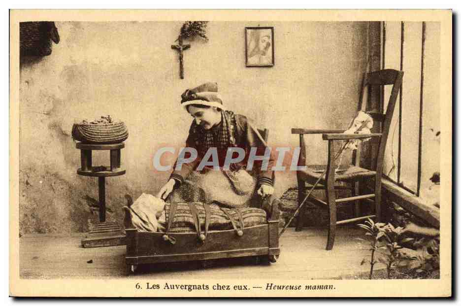 CPA Folklore Les Auvergnats chez eux Heureuse maman Poupee 
