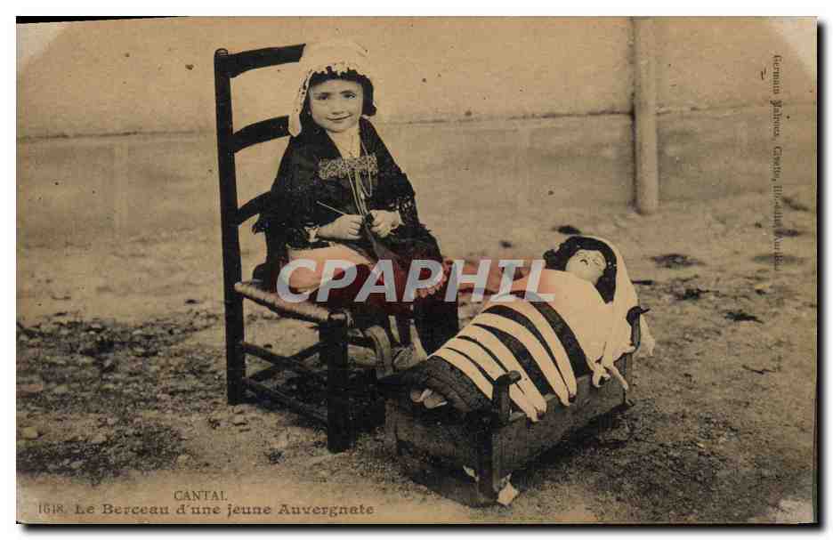 CPA Fantaisie Enfant Poupee Cantal Le berceau d'une jeune Auvergnate