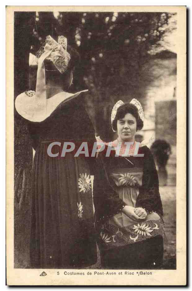 CPA Folklore Costumes de Pont Aven et Riec Belon