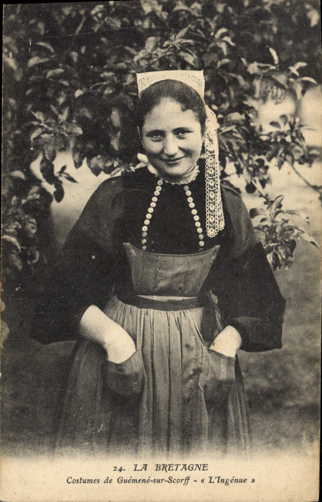 CPA Folklore Bretagne Costumes de Guemene sur Scorff L'ingenue