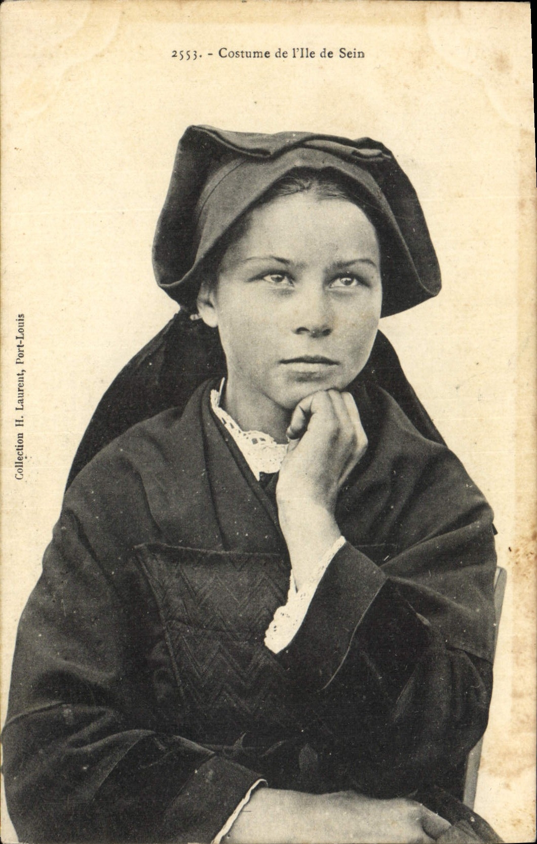 CPA Folklore Costume de l'Ile de Sein