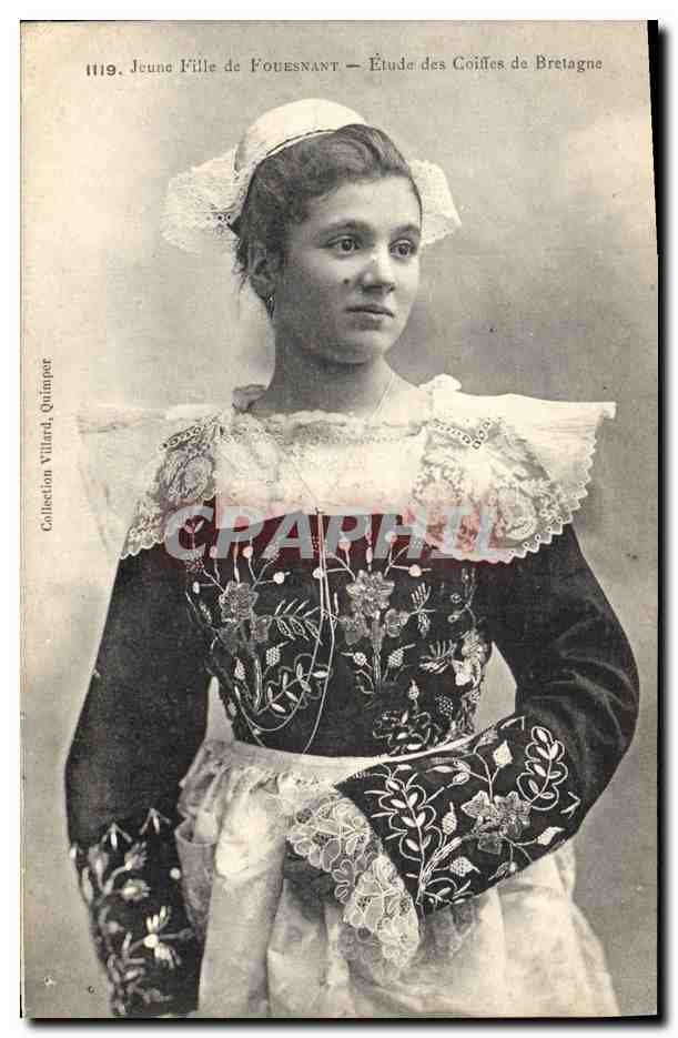 CPA Folklore Jeune fille de Fouesnant 