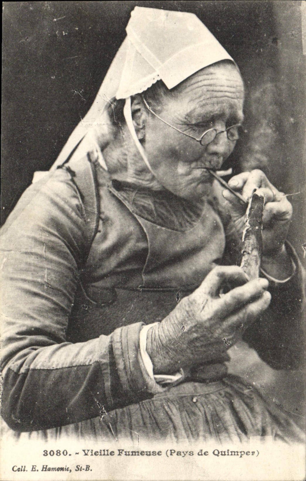 CPA Folklore Vieille fumeuse Pays de Quimper Tabac