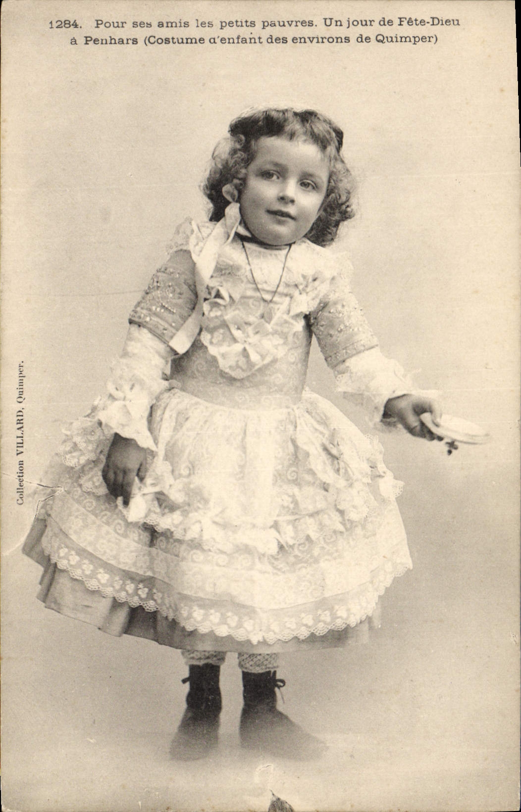 CPA Folklore Pour ses amis les petits pauvres Un jour de fete Dieu a Penhars Costume d'enfant des en