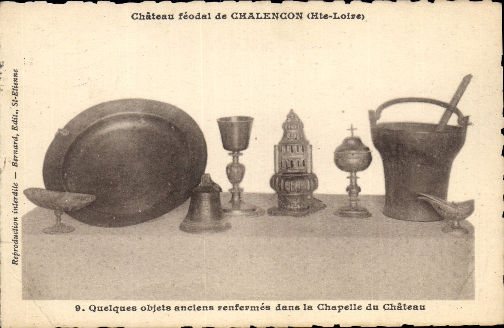 CPA Chateau feodal de Chalencon (Hte Loire) Quelques objets anciens renfermes dans la chapelle du ch