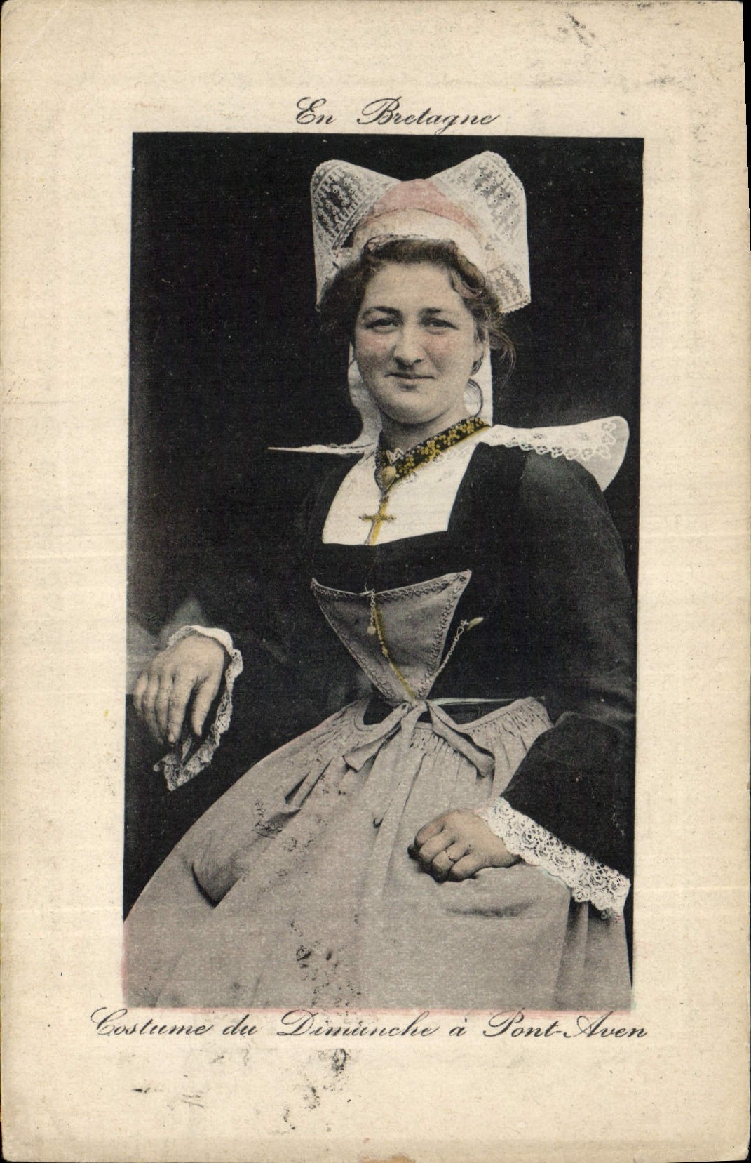 Costume du Dimanche à Pont-Aven — En Bretagne — Éditeur non identifié