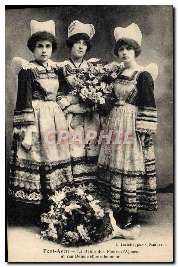 CPA Folklore Pont Aven La reine des fleures d'ajoncs et ses demoiselles d'honneur 