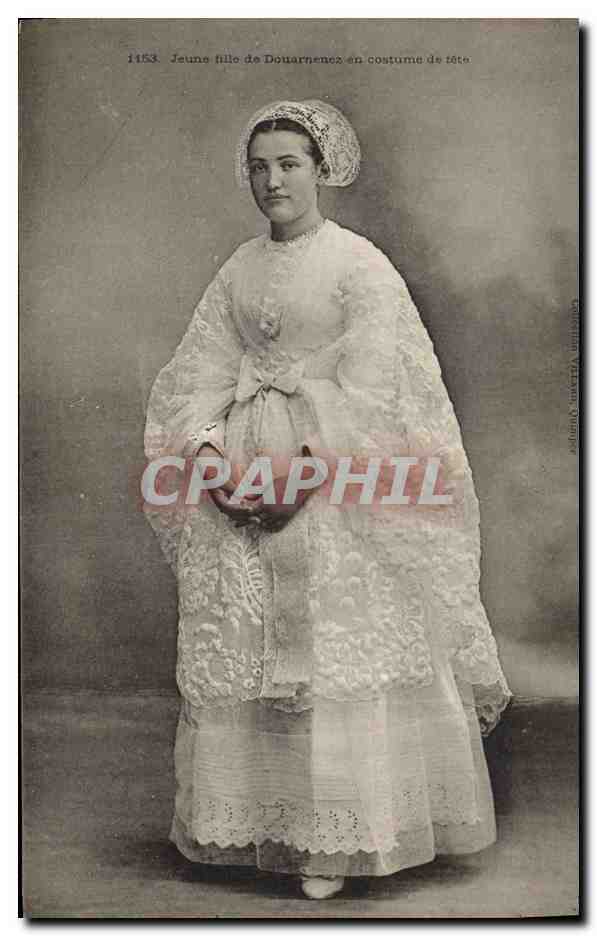 CPA Folklore Jeune fille de Douarnenez en costume de fete 