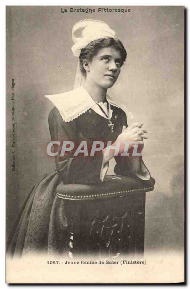 CPA Folklore La Bretagne pittoresque Jeune femme de Scaer (Finistere) 