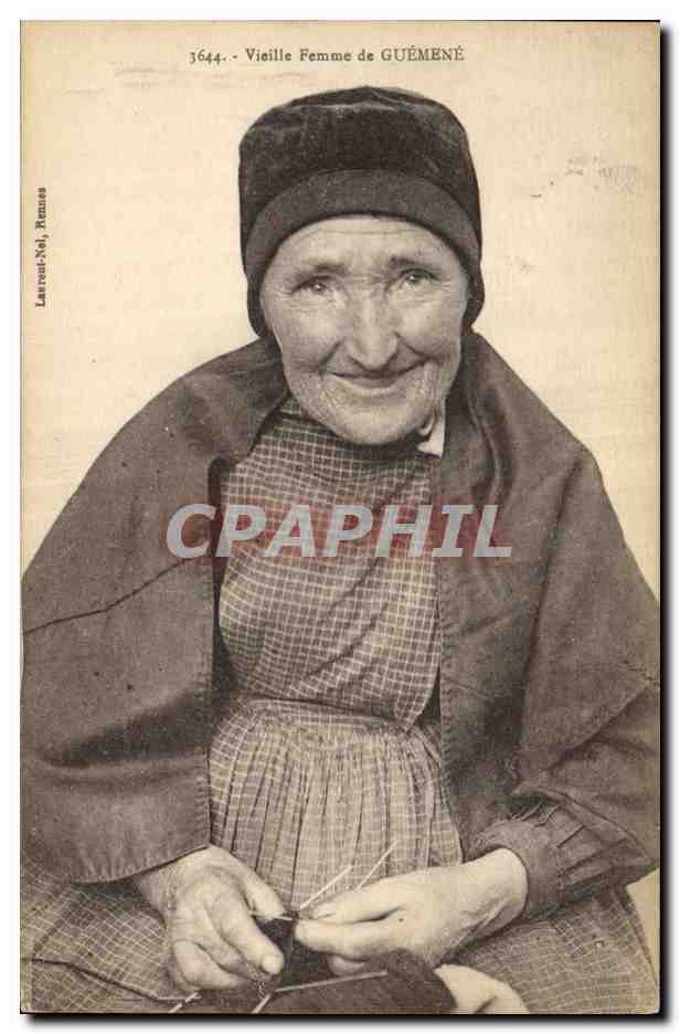 CPA Folklore Vieille femme de Guemene 