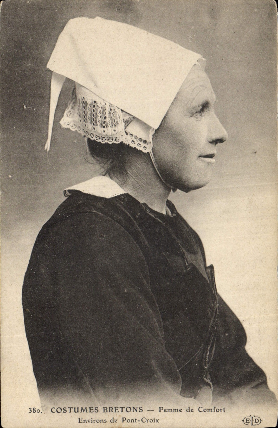 CPA Folklore Costumes bretons Femme de comfort environs de Pont Croix 