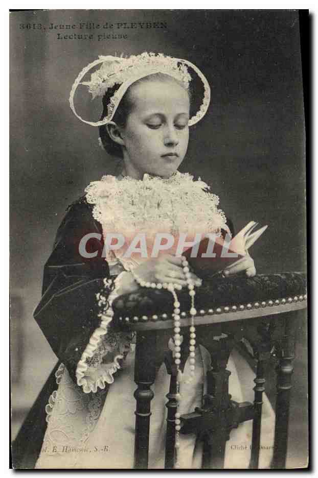CPA Folklore Jeune fille de Pleyben lecture pleine 