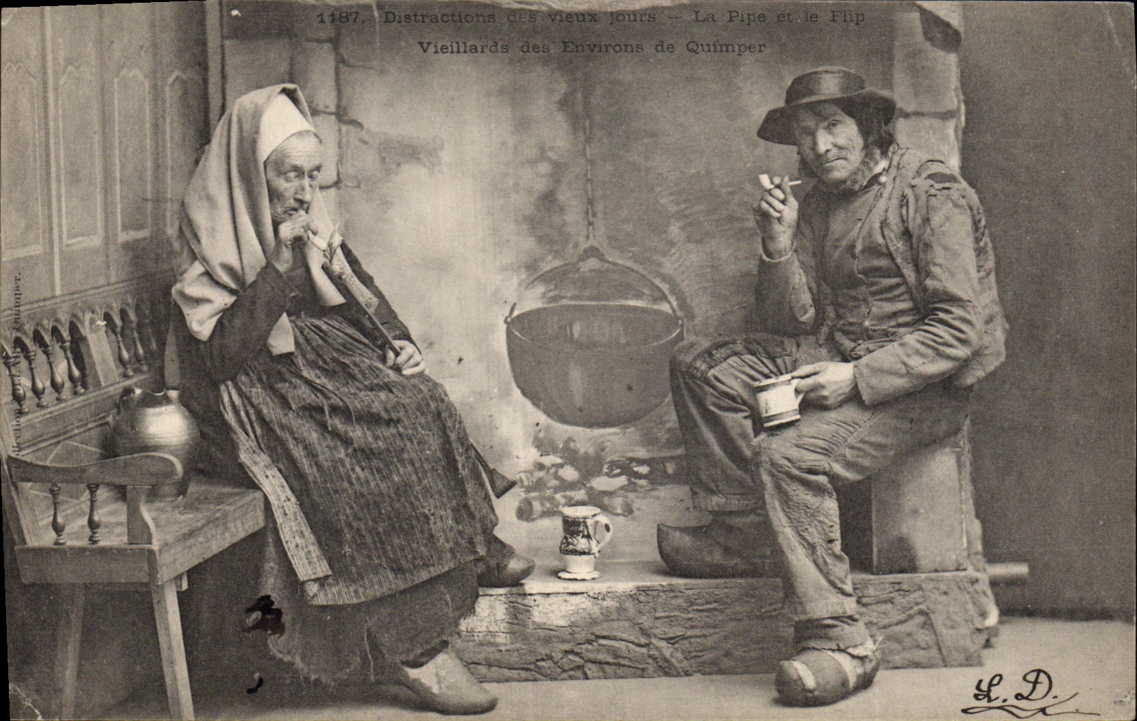CPA Folklore Distractions des vieux jours La pipe Vieillards des environs de Quimper 