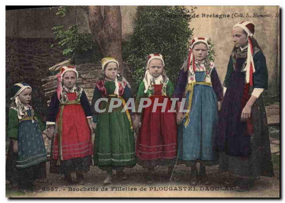 CPA Folklore Costumes de Bretagne Brochette de fillettes de Plougastel Daoulas