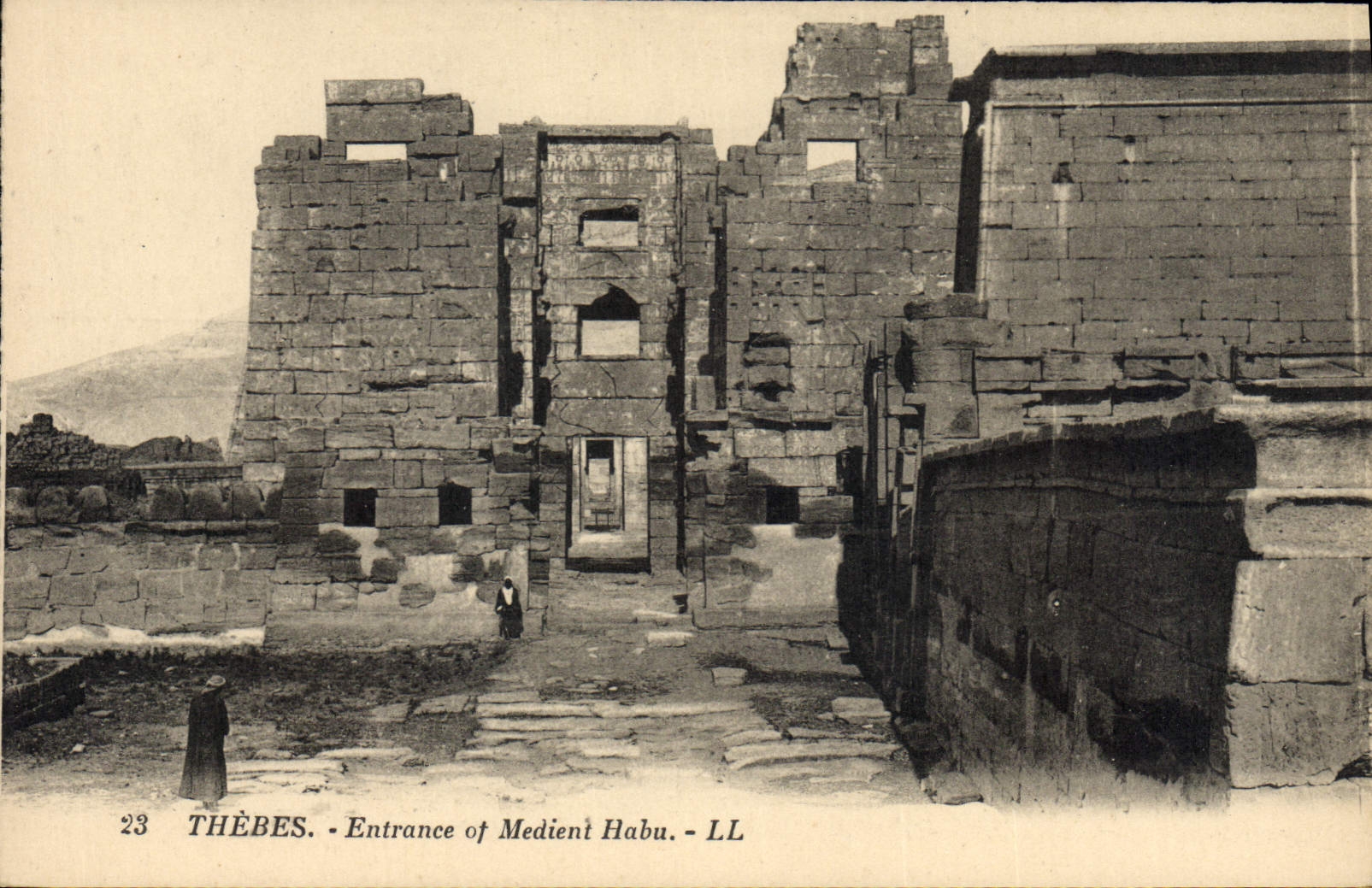 Thèbes - Entrée du temple de Medinet Habou — LL
