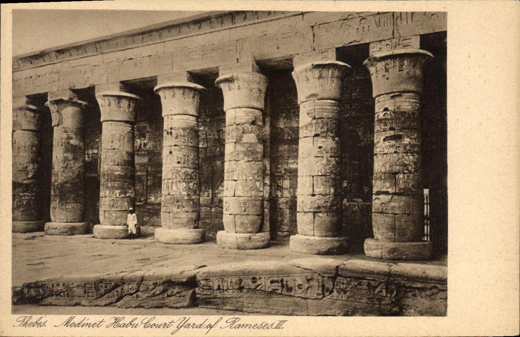 Thèbes. Médinet Habou — Cour du Temple de Ramsès II — Gaddis & Salf, Luxor, série 106 n° 236