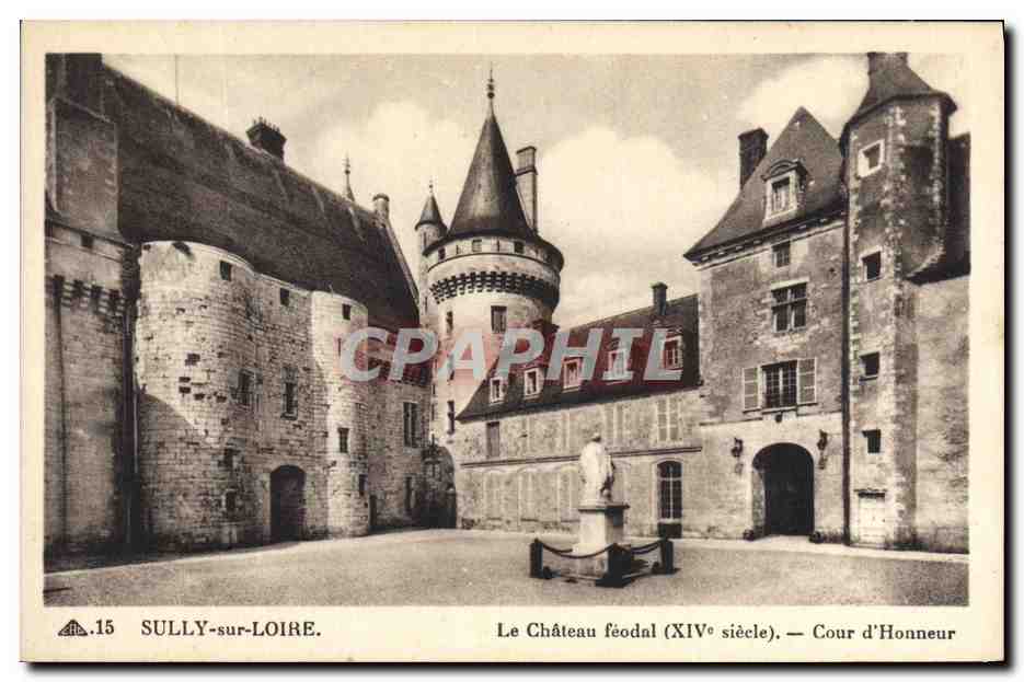 CPA Sully sur Loire Le chateau feodal (XIV siecle) Cour d'honneur 