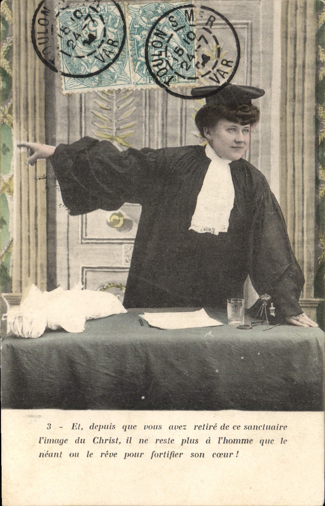 Femme en robe de justice — scène de dénonciation — éditeur non visible