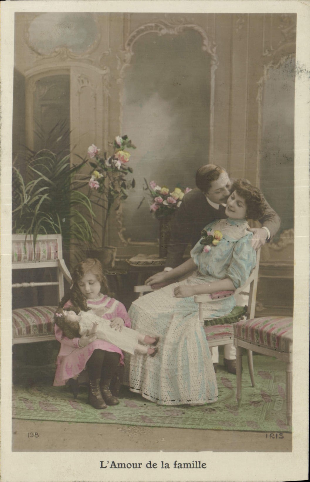 CPA Fantaisie Poupee Enfant L'amour de la famille - Recto