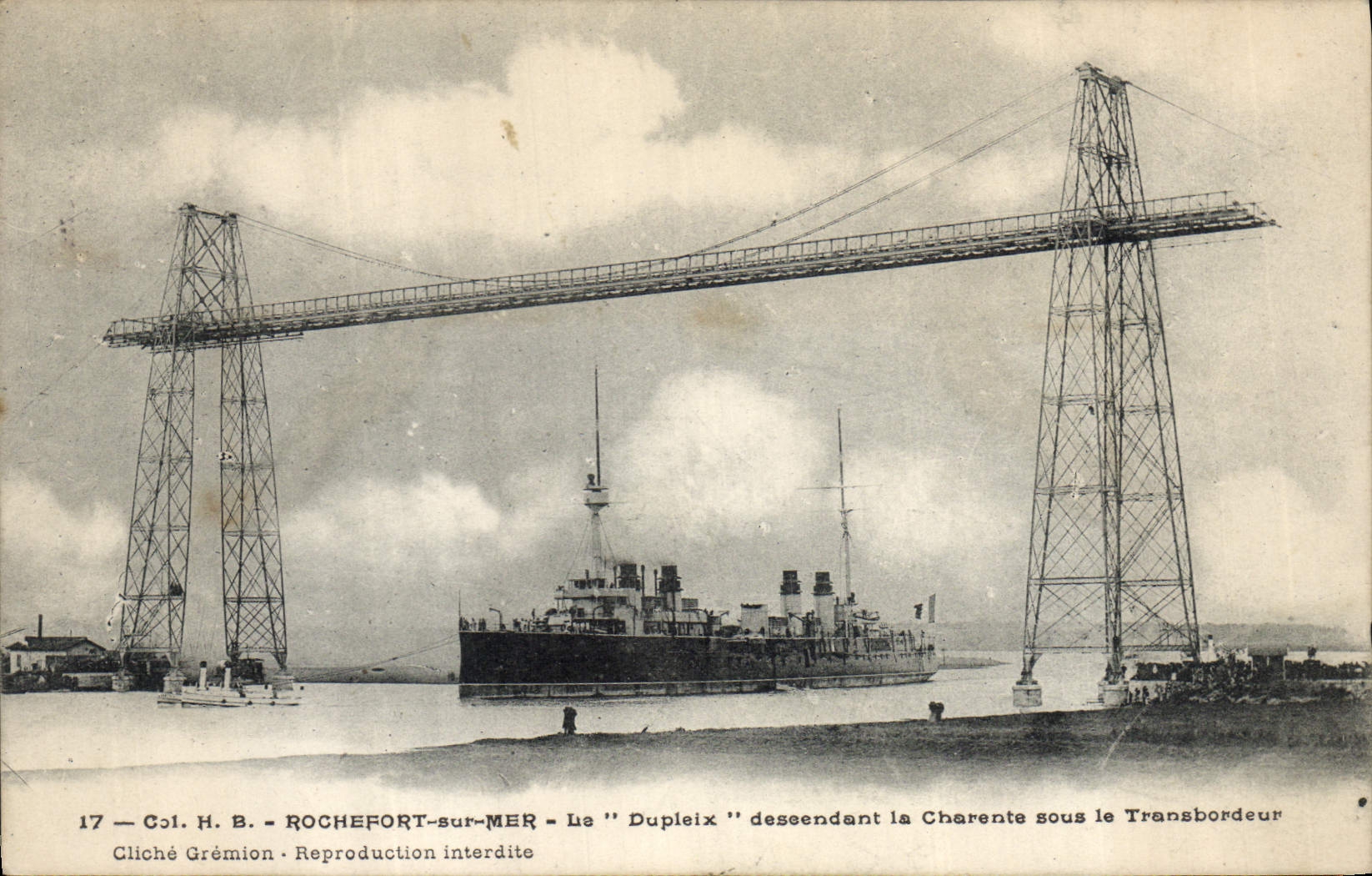 CPA Bateau de Guerre Rochefort sur mer Le Dupleix descendant la Charente sous le Transbordeur 