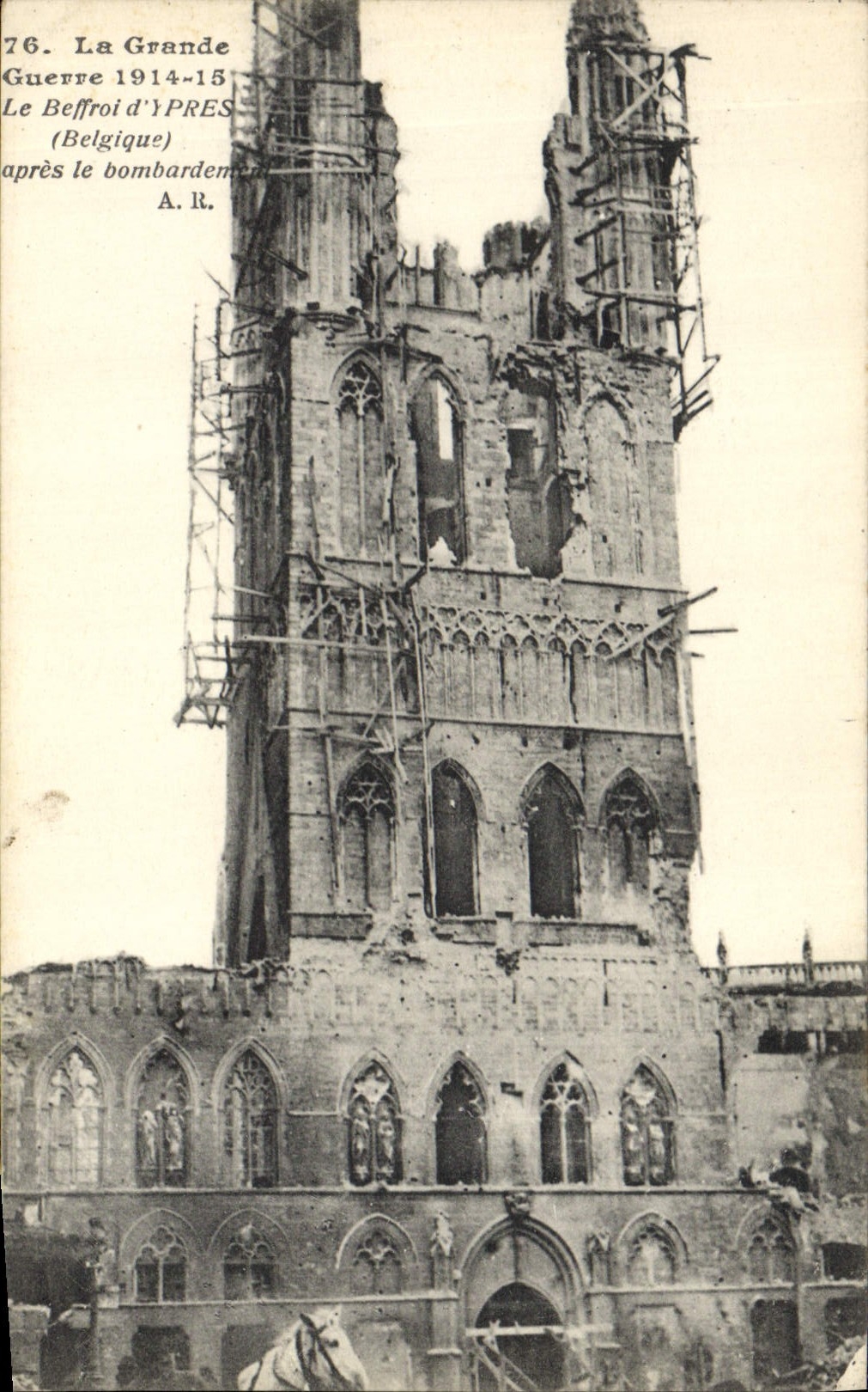 Le Belfroi d'Ypres — après le bombardement — A.R.