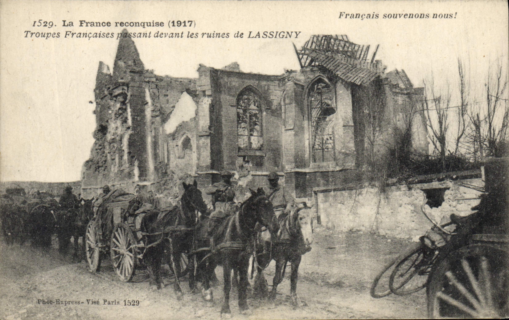 Ruines de LASSIGNY — Troupes Françaises passant devant les ruines (1917) — Phot-Express, Visé, n°1529