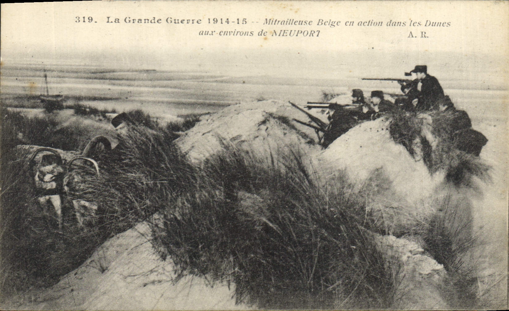 Mitrailleuse Belge en action dans les Dunes aux environs de NIEUPORT — A.R. n°319